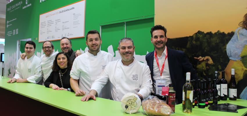 Una gran muestra gastron�mica de la provincia de manos de la Federaci�n provincial de Turismo y Hosteler�a de Guadalajara en el d�a de Guadalajara en el stand de Castilla-La Mancha en FITUR