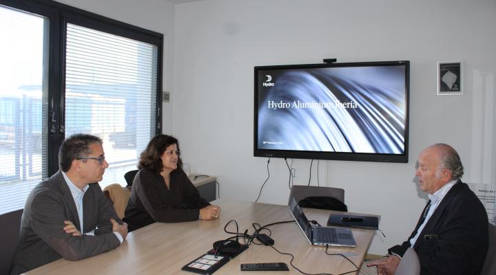 La presidenta de CEOE-CEPYME Guadalajara visita la empresa Hydro Aluminium en Azuqueca de Henares
