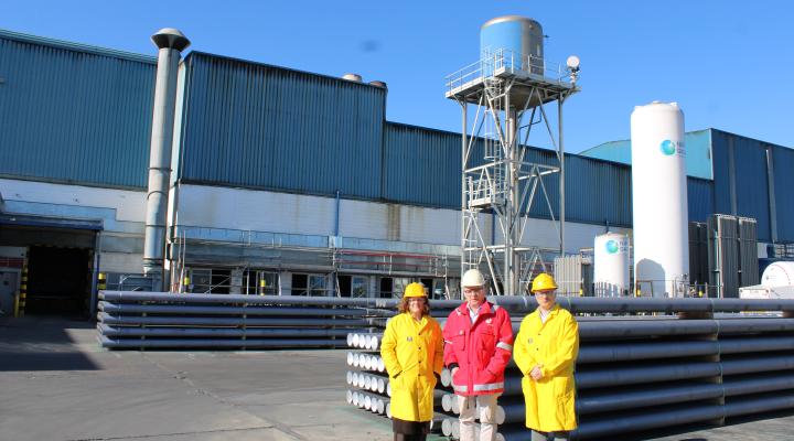 La presidenta de CEOE-CEPYME Guadalajara visita la empresa Hydro Aluminium en Azuqueca de Henares