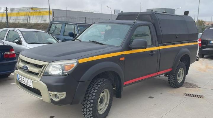 Una decena de empresarios de la provincia de Guadalajara donan una pick up al municipio de Aldaia 