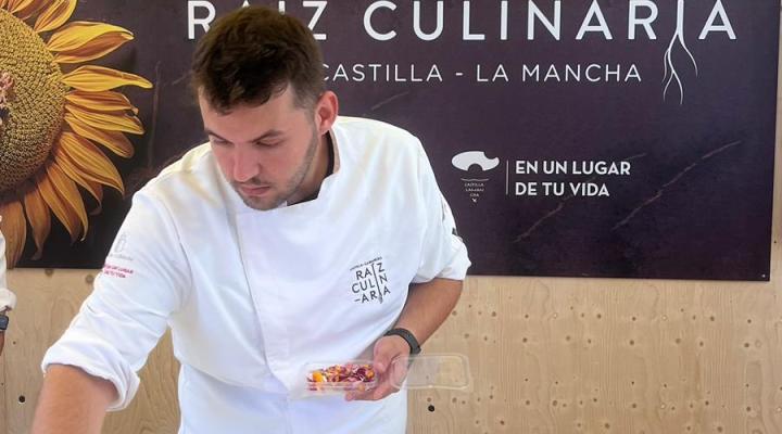 Nacho Pad�n, del restaurante Fardel, mostr� la gastronom�a y los productos de Guadalajara en Tast a la Rambla en Barcelona