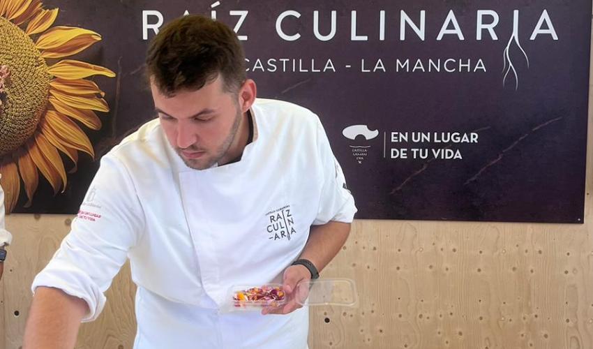 Nacho Pad�n, del restaurante Fardel, mostr� la gastronom�a y los productos de Guadalajara en Tast a la Rambla en Barcelona