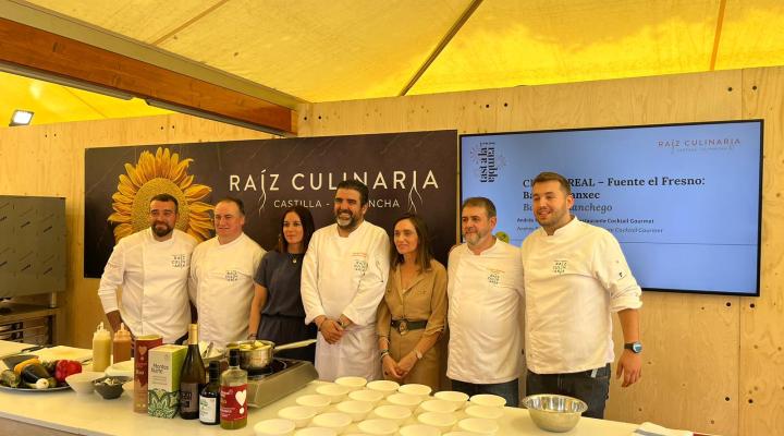 Nacho Pad�n, del restaurante Fardel, mostr� la gastronom�a y los productos de Guadalajara en Tast a la Rambla en Barcelona