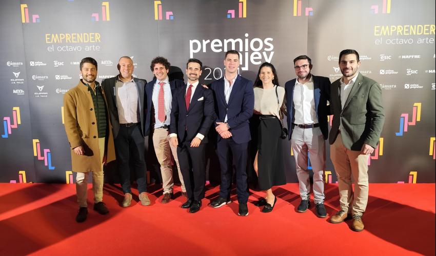 La Junta Directiva de AJE Guadalajara asiste a los premios AJE Valencia