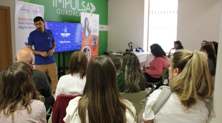 Una treintena de comerciantes asisten al taller formativo gratuito organizado por FEDECO