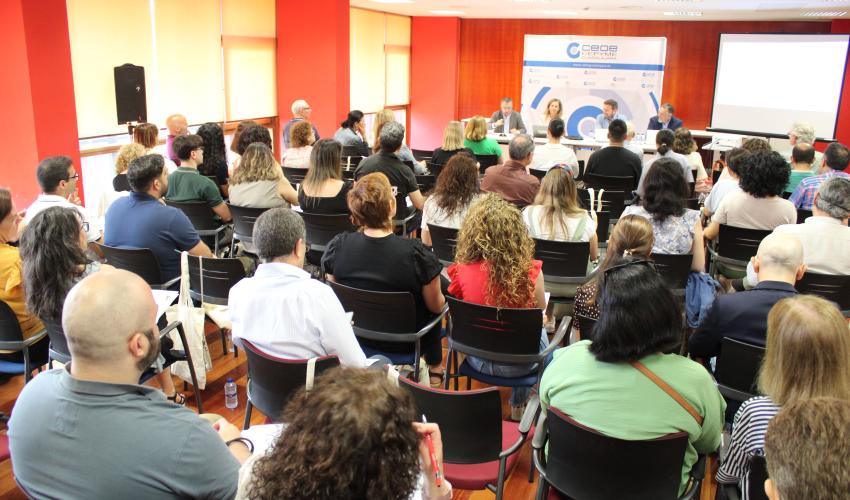 Un centenar de empresarios se informan de la pr�xima entrada en vigor del nuevo proceso de facturaci�n