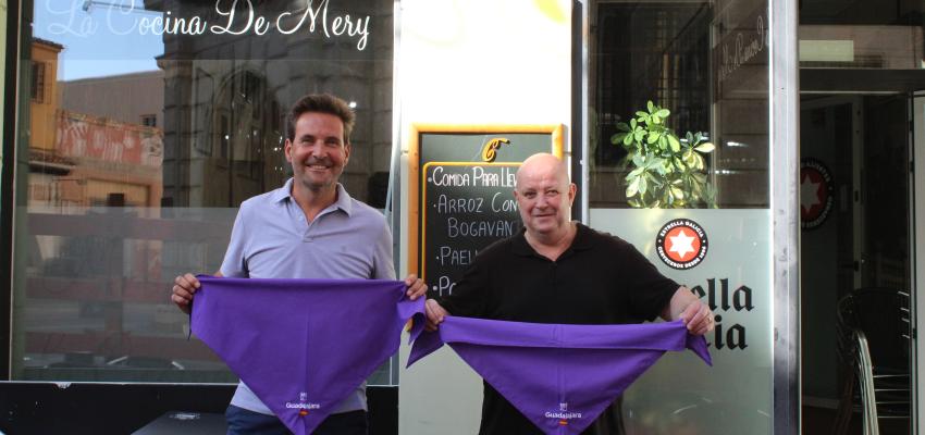 La Federaci�n provincial de Turismo y Hosteler�a de Guadalajara reparte entre los hosteleros del Casco Hist�rico los pa�uelos morados de las ferias y fiestas de la ciudad