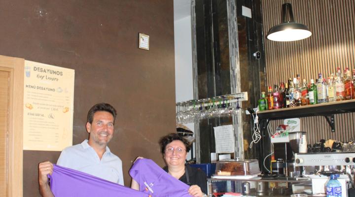 La Federaci�n provincial de Turismo y Hosteler�a de Guadalajara reparte entre los hosteleros del Casco Hist�rico los pa�uelos morados de las ferias y fiestas de la ciudad