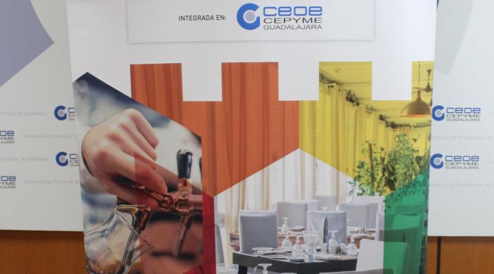 La Federaci�n provincial de Turismo y Hosteler�a de Guadalajara reparte entre los hosteleros del Casco Hist�rico los pa�uelos morados de las ferias y fiestas de la ciudad