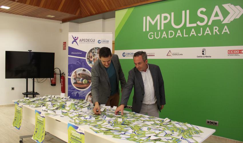 La Asociaci�n provincial de Empresarios de Servicios de la Actividad F�sica y el Deporte de Guadalajara realiza el sorteo de los cheques de su campa�a El deporte en verano tiene premio