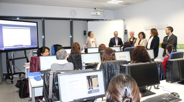 La delegada de la Junta, Rosa Mar�a Garc�a, visita dos de los cursos que se imparten en el centro de formaci�n de CEOE-CEPYME Guadalajara