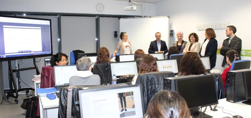 La delegada de la Junta, Rosa Mar�a Garc�a, visita dos de los cursos que se imparten en el centro de formaci�n de CEOE-CEPYME Guadalajara