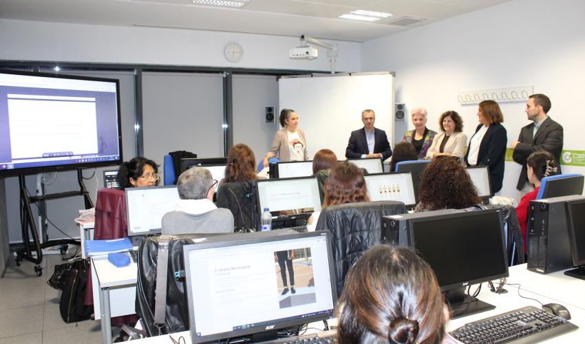 La delegada de la Junta, Rosa Mar�a Garc�a, visita dos de los cursos que se imparten en el centro de formaci�n de CEOE-CEPYME Guadalajara