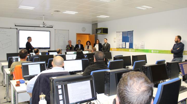 La delegada de la Junta, Rosa Mar�a Garc�a, visita dos de los cursos que se imparten en el centro de formaci�n de CEOE-CEPYME Guadalajara