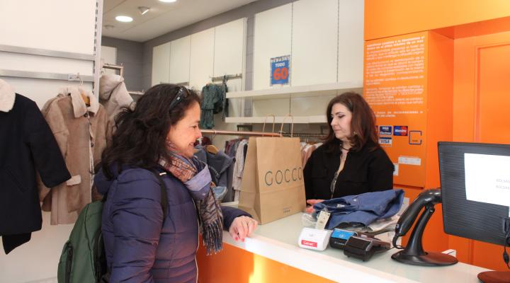 N�lida Calvo realiza las compras del premio de los 1.500 euros del Doble, Doble de Navidad en los comercios asociados a FEDECO