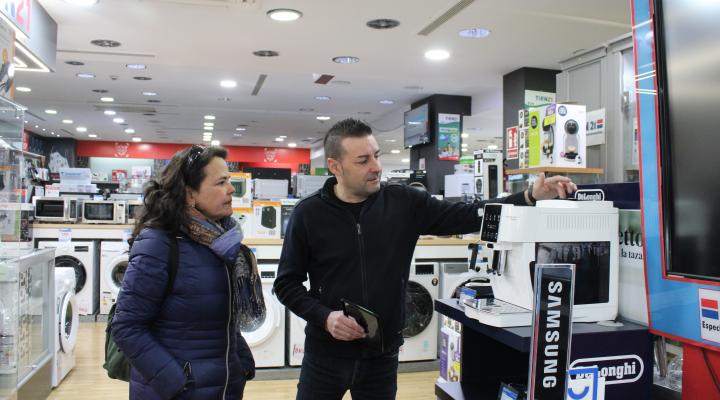 N�lida Calvo realiza las compras del premio de los 1.500 euros del Doble, Doble de Navidad en los comercios asociados a FEDECO