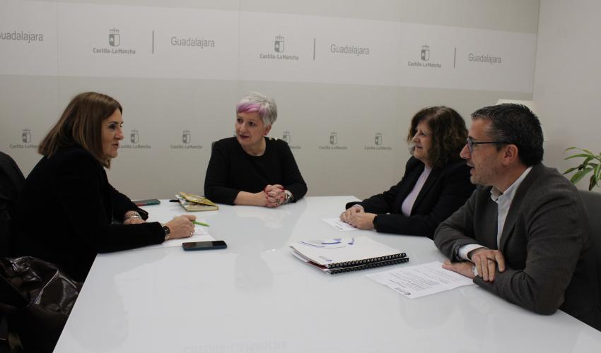 Primer encuentro oficial entre la delegada de la Junta en Guadalajara y la patronal alcarre�a