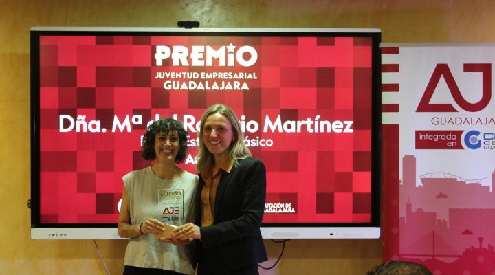 Sandra Calavia y Amadeo de Fe, recogen su premio Juventud Empresarial 2026 en los premios AJE Guadalajara 