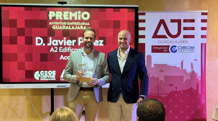 Sandra Calavia y Amadeo de Fe, recogen su premio Juventud Empresarial 2026 en los premios AJE Guadalajara 