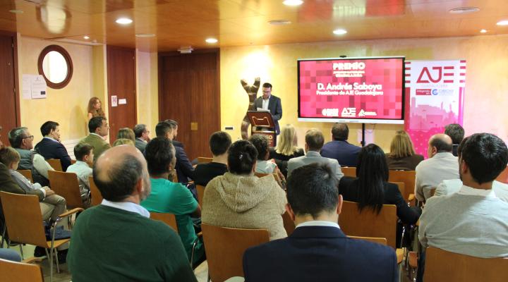 Sandra Calavia y Amadeo de Fe, recogen su premio Juventud Empresarial 2026 en los premios AJE Guadalajara 