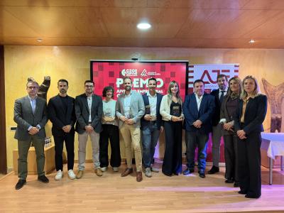 Sandra Calavia y Amadeo de Fe, recogen su premio Juventud Empresarial 2026 en los premios AJE Guadalajara 
