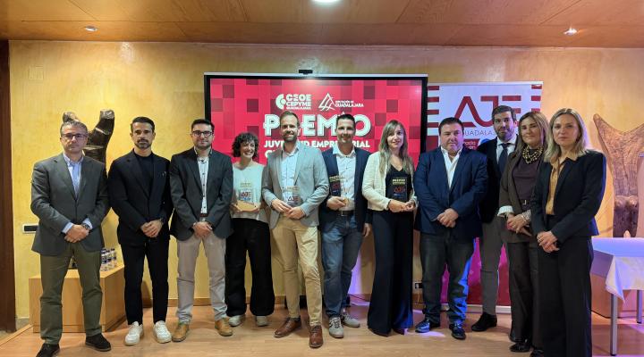 Sandra Calavia y Amadeo de Fe, recogen su premio Juventud Empresarial 2026 en los premios AJE Guadalajara 