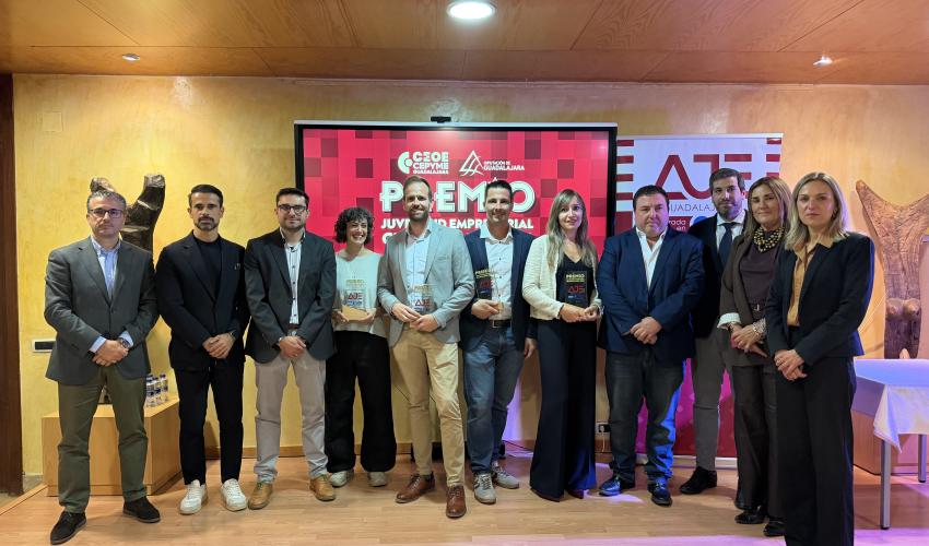 Sandra Calavia y Amadeo de Fe, recogen su premio Juventud Empresarial 2026 en los premios AJE Guadalajara 