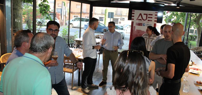 AJE Guadalajara celebra su segundo afterwork en el Kiosko de la Alameda de Brihuega
