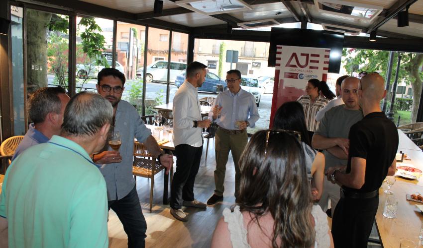 AJE Guadalajara celebra su segundo afterwork en el Kiosko de la Alameda de Brihuega