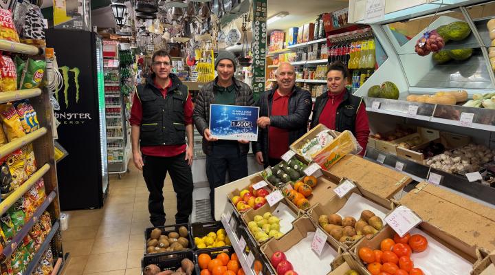 Tirso de Andr�s realiza las compras del primer premio de los 1.500 euros del Doble, doble de Navidad en los comercios asociados a FEDECO