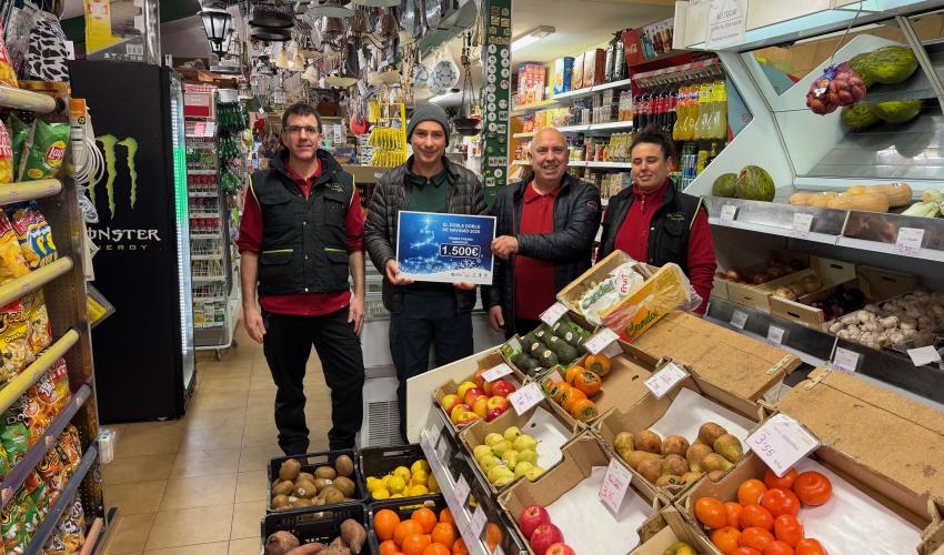 Tirso de Andr�s realiza las compras del primer premio de los 1.500 euros del Doble, doble de Navidad en los comercios asociados a FEDECO
