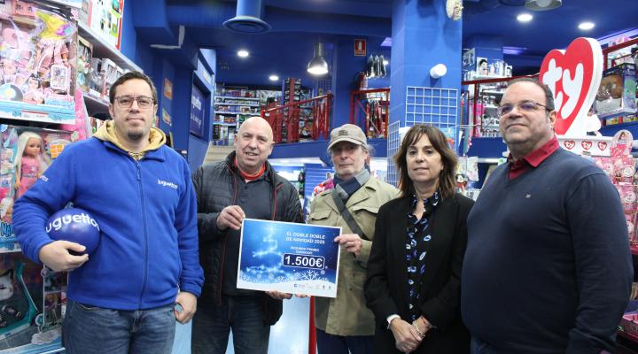 Felipe Ballesteros realiza las compras del segundo premio de los 1.500 euros del Doble, doble de Navidad en los comercios asociados a FEDECO