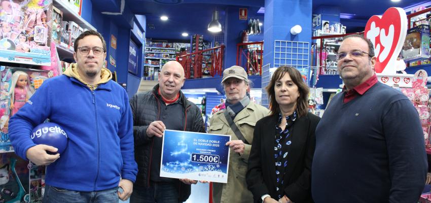 Felipe Ballesteros realiza las compras del segundo premio de los 1.500 euros del Doble, doble de Navidad en los comercios asociados a FEDECO