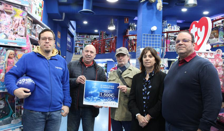 Felipe Ballesteros realiza las compras del segundo premio de los 1.500 euros del Doble, doble de Navidad en los comercios asociados a FEDECO