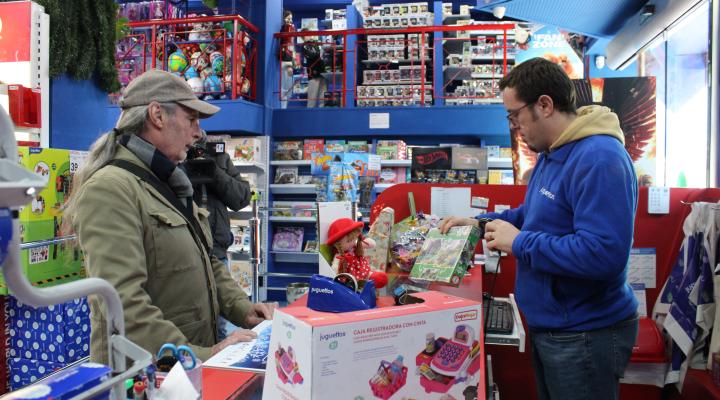 Felipe Ballesteros realiza las compras del segundo premio de los 1.500 euros del Doble, doble de Navidad en los comercios asociados a FEDECO