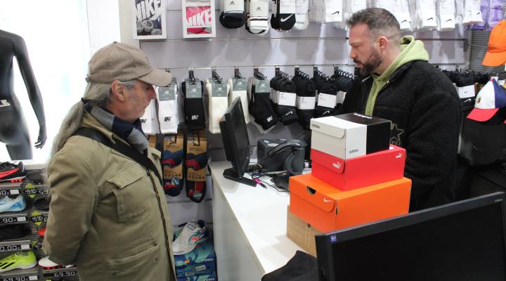 Felipe Ballesteros realiza las compras del segundo premio de los 1.500 euros del Doble, doble de Navidad en los comercios asociados a FEDECO
