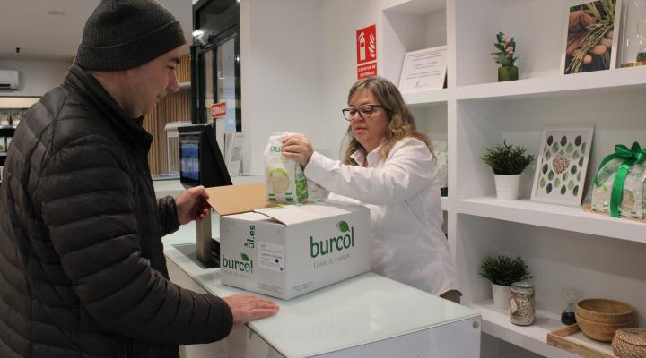 Tirso de Andr�s realiza las compras del primer premio de los 1.500 euros del Doble, doble de Navidad en los comercios asociados a FEDECO