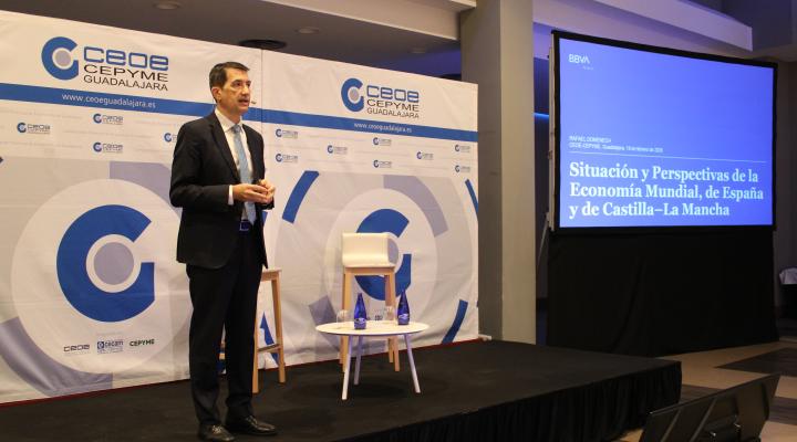 Rafael Dom�nech habla de crecimiento moderado y relativa estabilidad en un desayuno empresarial organizado por CEOE-CEPYME Guadalajara ante m�s de un centenar de empresarios