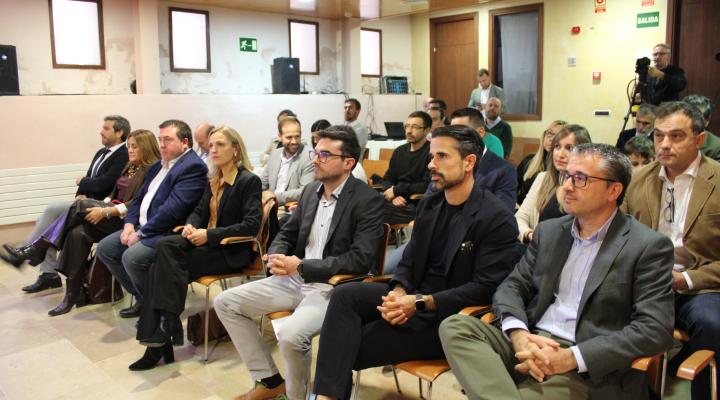 Sandra Calavia y Amadeo de Fe, recogen su premio Juventud Empresarial 2026 en los premios AJE Guadalajara 