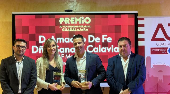 Sandra Calavia y Amadeo de Fe, recogen su premio Juventud Empresarial 2026 en los premios AJE Guadalajara 