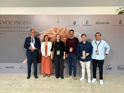 La Federaci�n regional de Hosteler�a y Turismo de Castilla-La Mancha, de la que forma parte la Federaci�n provincial de Turismo y Hosteler�a de Guadalajara, recibe un reconocimiento a su trayectoria y compromiso con el sector