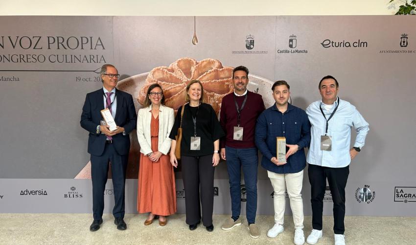 La Federaci�n regional de Hosteler�a y Turismo de Castilla-La Mancha, de la que forma parte la Federaci�n provincial de Turismo y Hosteler�a de Guadalajara, recibe un reconocimiento a su trayectoria y compromiso con el sector
