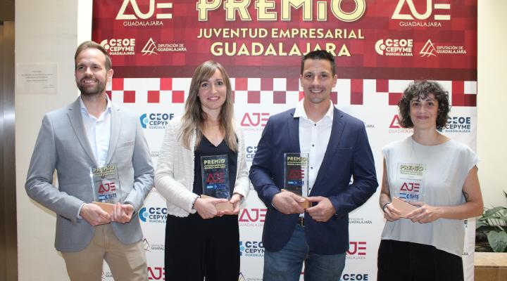 Sandra Calavia y Amadeo de Fe, recogen su premio Juventud Empresarial 2026 en los premios AJE Guadalajara 