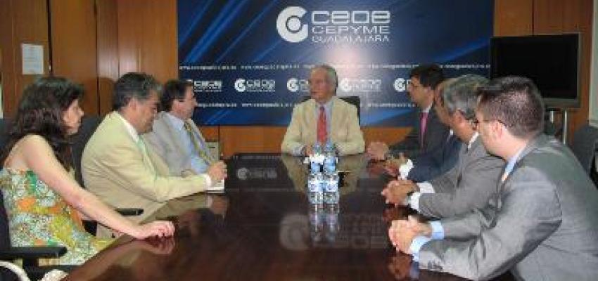  Universidad y empresarios se re�nen para fijar l�neas de trabajo