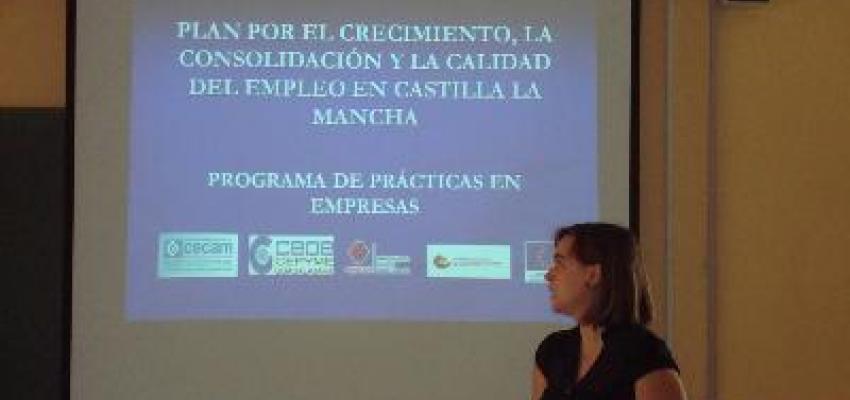 Los t�cnicos de CEOE informan de c�mo encontrar su primer empleo en el IES Jos� Luis Sampedro