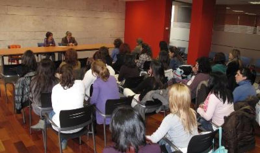 APPYCE muestra a las estudiantes de peluquer�a y est�tica como montar su propia empresa