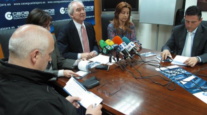 CEOE-CEPYME Guadalajara presenta la gu�a 2011 del proyecto �de Socio a Socio�