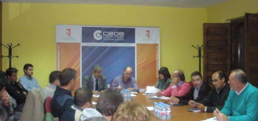 Empresarios de Sig�enza de CEOE-CEPYME Guadalajara se re�nen con el alcalde de la localidad