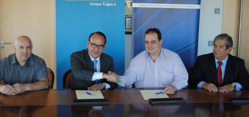 Caja de Guadalajara-Grupo Cajasol suscribe un convenio con empresarios y pymes de la Asociaci�n del casco hist�rico  