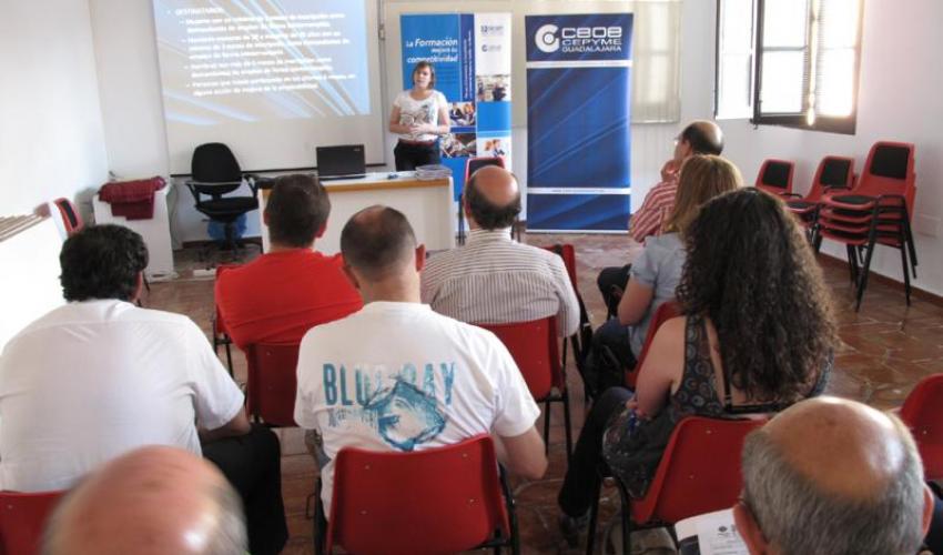 Los empresarios de Cifuentes se informan de autoempleo y contrataci�n indefinida